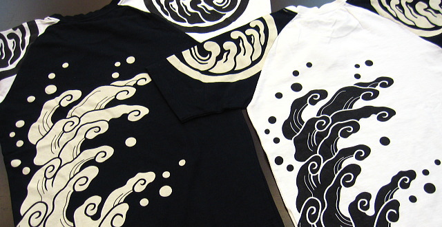 和柄Tシャツ 荒波に家紋柄